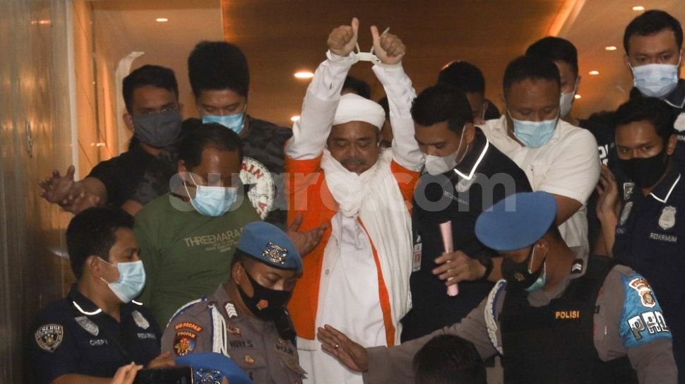 Imam besar FPI Habib Rizieq Shihab menggunakan baju tahanan usai diperiksa penyidik Polda Metro Jaya, Minggu (13/12/2020) dini hari.  [Suara.com/Alfian Winanto]