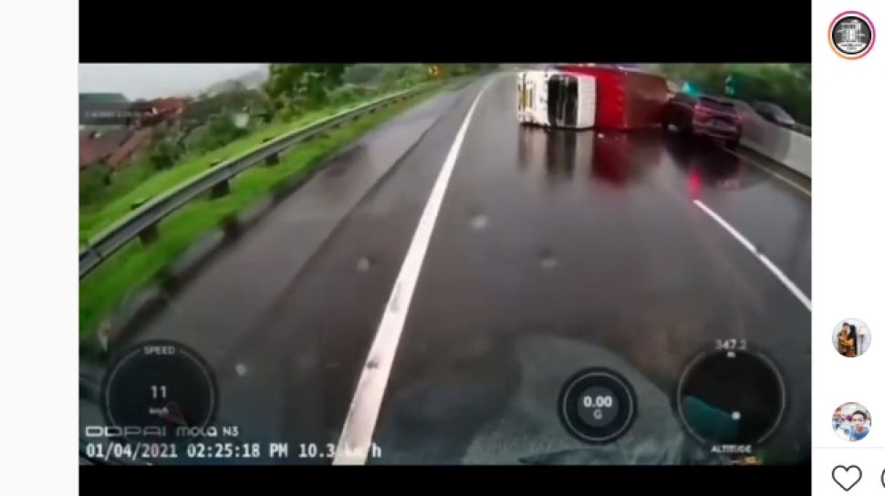 Truk Boks Terbalik dan Hujan Video Viral Kecelakaan 