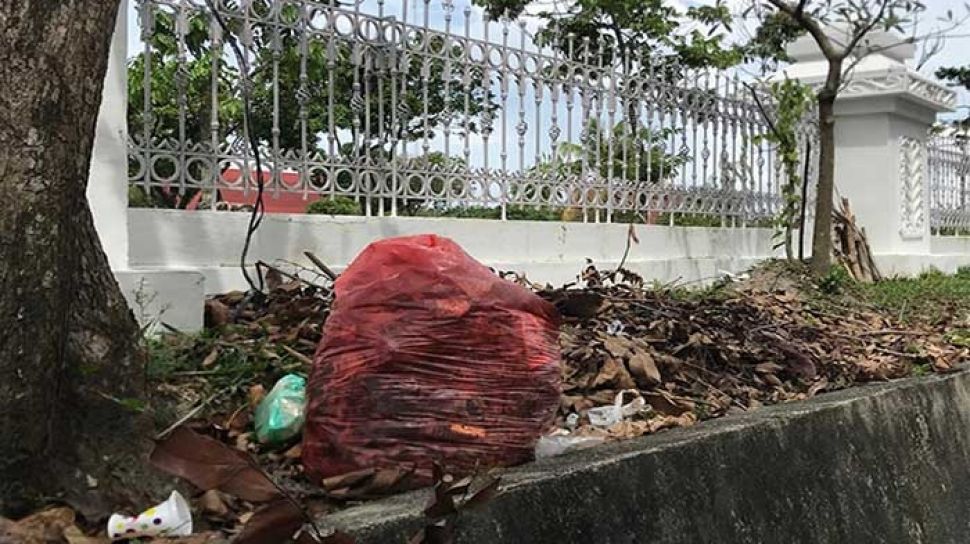 Tak Hanya di Jalanan Kini Sampah Berserakan Dekat Pagar  Rumah  Dinas Gubri Suara Riau