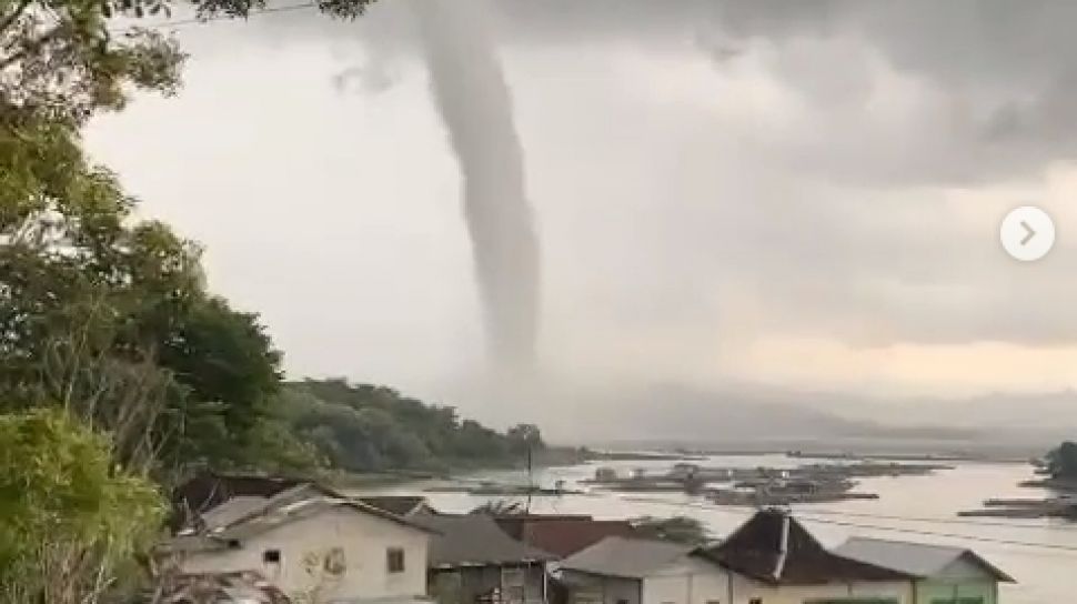 Ngeri Detik Detik Puting Beliung Hempas Waduk Gajah Mungkur Di Wonogiri