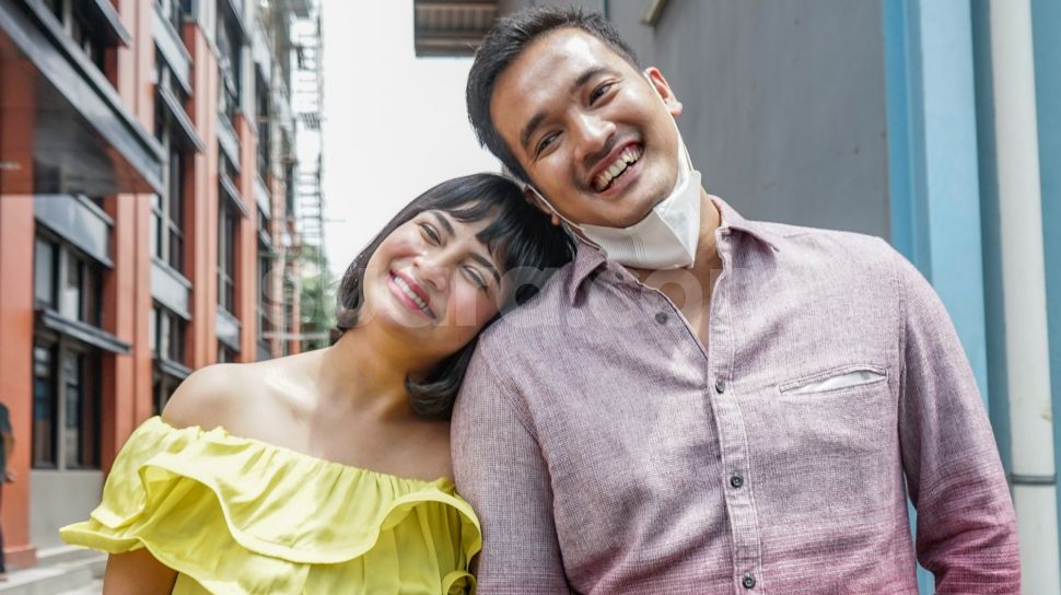Pasangan Vanessa Angel dan Bibi Ardiansyah tersenyum bahagia ke arah kamera saat ditemui di Kawasan Tendean, Jakarta Selatan, Rabu (20/1/2021). [Suara.com/Alfian Winanto]