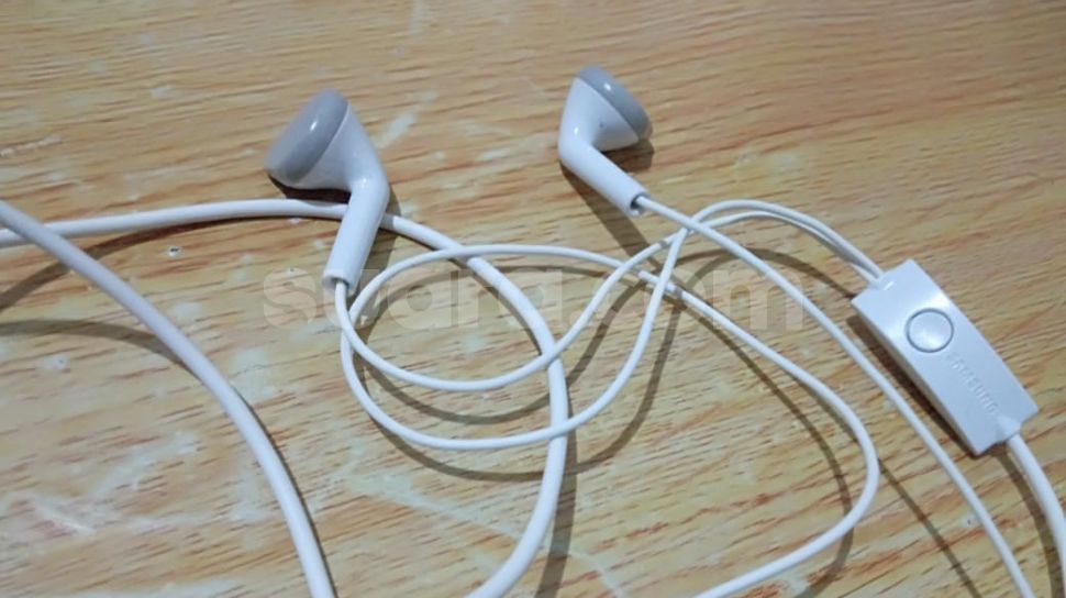 Sering Pakai Earphone Selama WFH? Begini Cara Menjaga Kesehatan Telinga