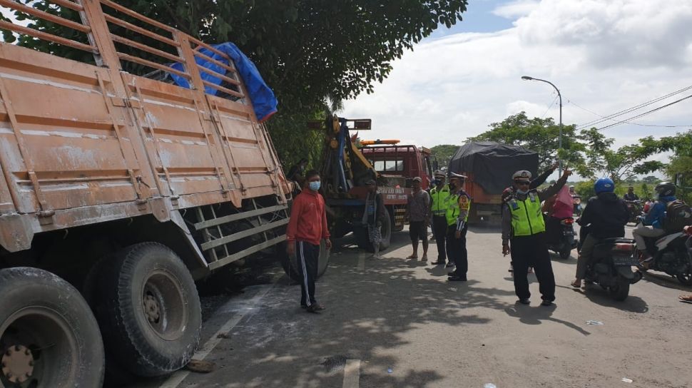 Sopir Ngantuk Berat Truk Tabrak Pohon Di Gresik Satu Kenek Tewas Suara Jatim