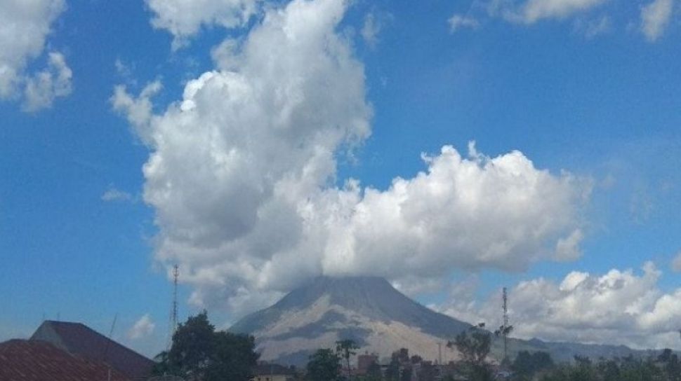 Erupsi Lagi, Gunung Sinabung Luncurkan Awan Panas Sejauh Satu Kilometer