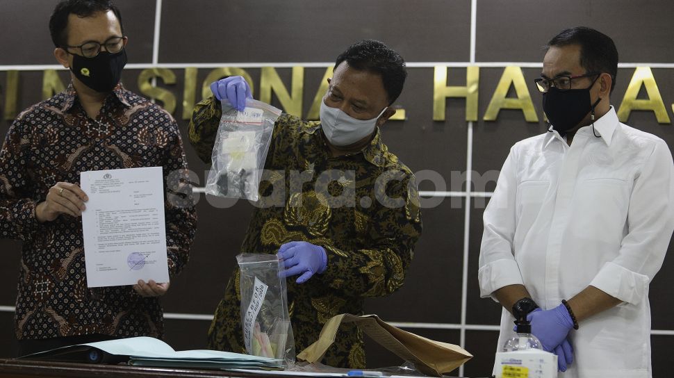 Komisioner Komnas HAM Choirul Anam (tengah) menunjukkan barang bukti terkait tewasnya enam laskar FPI sebelum menyerahkan kepada Bareskrim Polri di Kantor Komnas HAM, Jakarta, Selasa (16/2/2021). [Suara.com/Angga Budhiyanto]