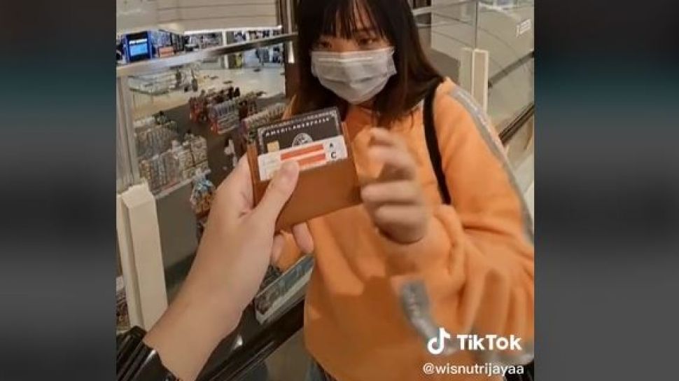 Viral Perempuan Dikasih Pinjam Black Card Milik Pacar Malah Buat Beli Ini