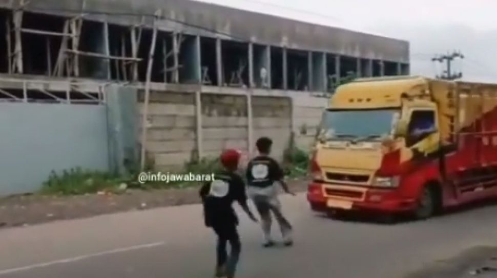 Remaja di Bandung Luka Parah Demi Konten Cegat Truk, Warga: Sudah  Diingatkan tapi Bandel - Suara Jabar