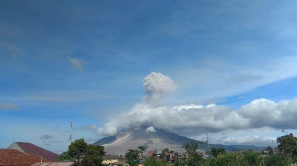  Gunung  Sinabung  Erupsi Pagi  Tadi  Tinggi Kolom Abu 1 5 Km 