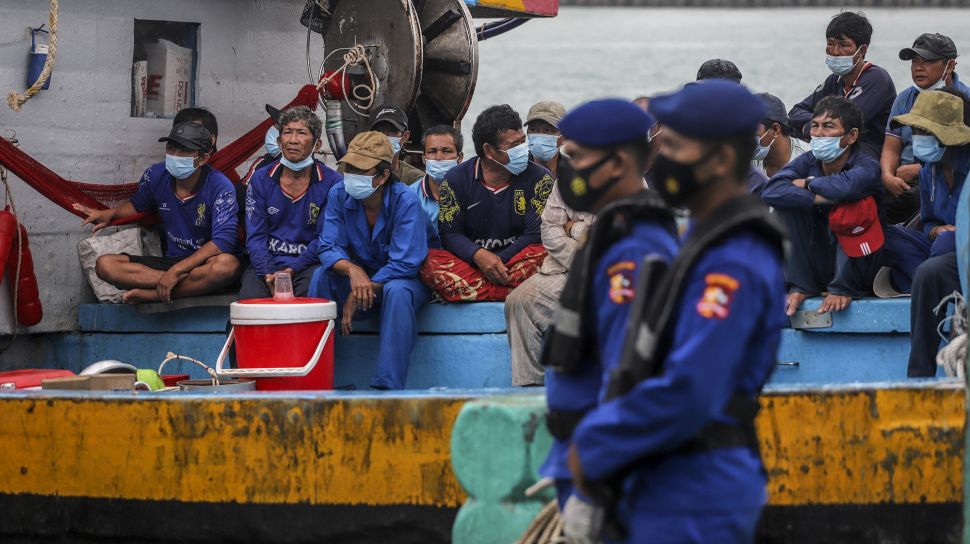 Anggota Korps Kepolisian Perairan dan Udara (Korpolairud) Baharkam Polri mengamankan sejumlah ABK kapal nelayan berbendera Vietnam di Pelabuhan Batu Ampar Batam, Kepulauan Riau, Rabu (24/3/2021). ANTARA FOTO/Teguh Prihatna
