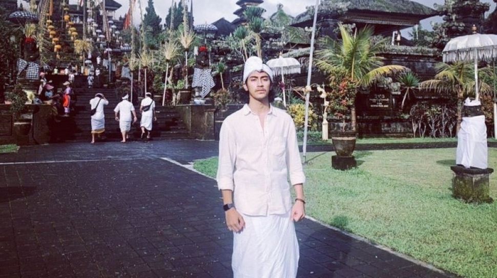 GEGER! Anak Uje, Abidzar Dituding Sudah Musyrik Foto di Depan Pura Bali