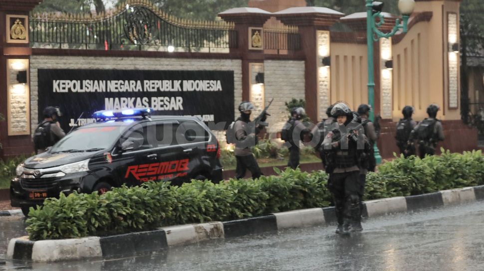 Polisi berjaga di depan gedung Mabes Polri, Jakarta, Rabu (31/3).  [Suara.com/Oke Atmaja]