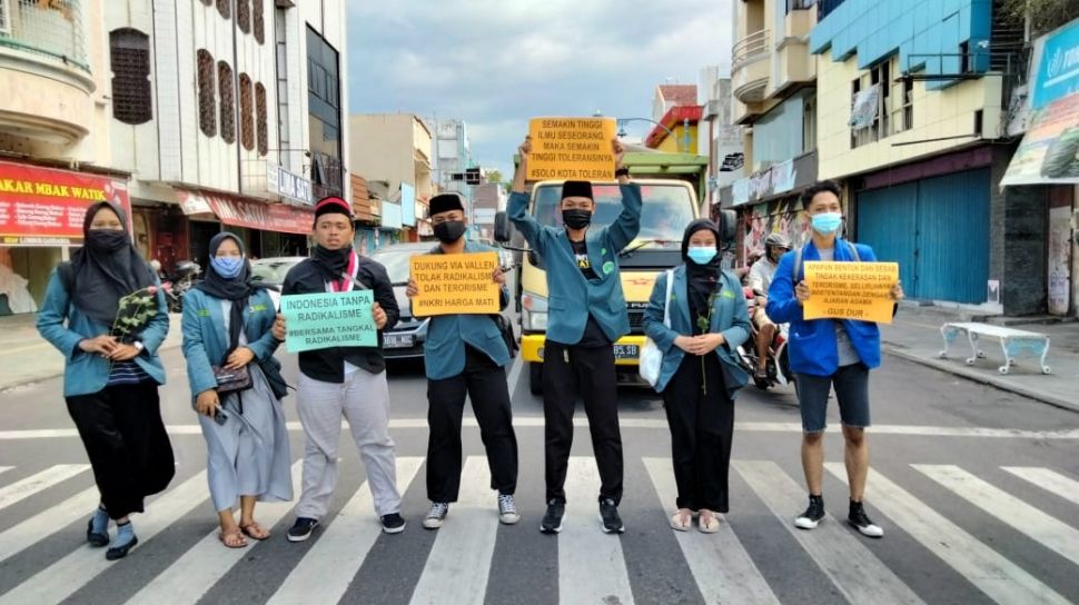 Aksi Bagi-bagi Bunga, Muda-Mudi di Solo Tolak Terorisme dan Radikalisme