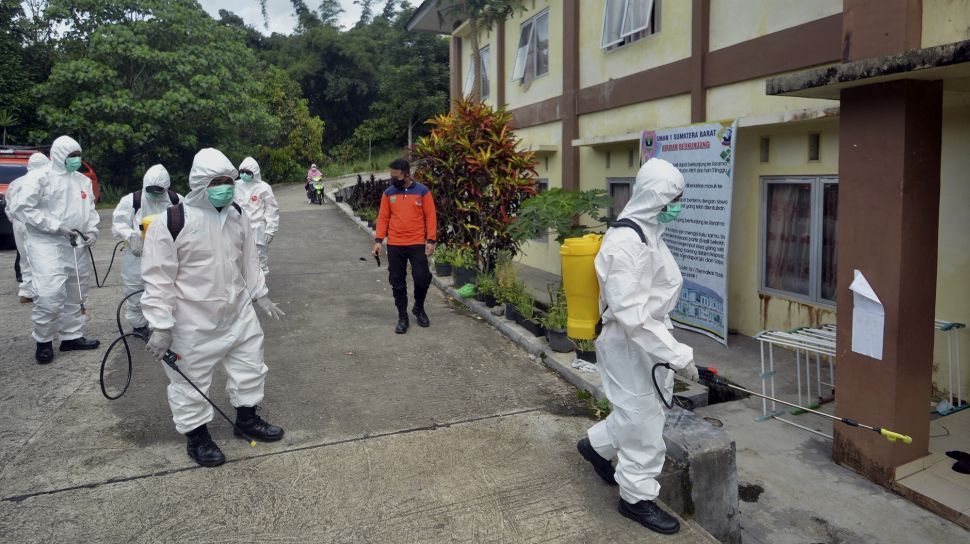 Petugas BPBD Padangpanjang melakukan penyemprotan disinfektan di asrama SMAN 1 Sumatera Barat, di Kota Padangpanjang, Sabtu (3/4/2021). [ANTARA FOTO/Iggoy el Fitra]