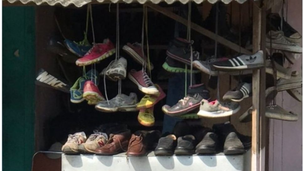 Buka Jasa Reparasi  Sepatu  Tulisan di  Lapak Malah Bikin 
