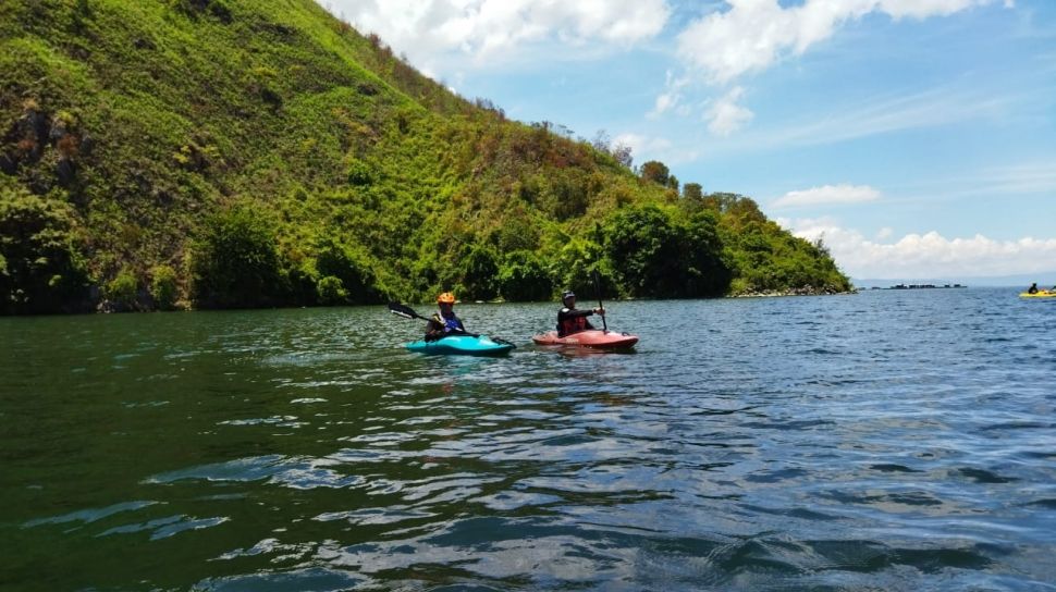 Diterjang Ombak Besar Tim Explorasi Kayak Toba Terpaksa Ngecamp Darurat Suara Sumut