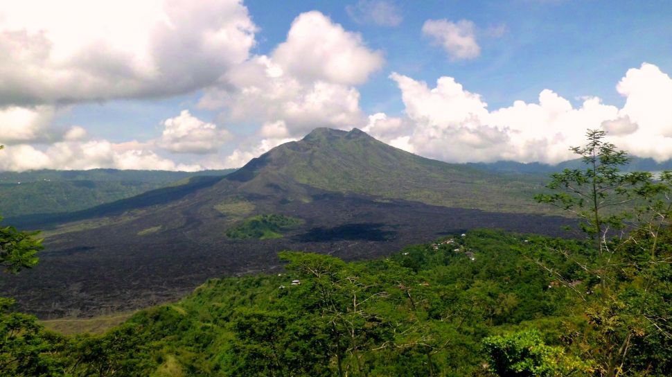 Viral Indomaret dengan View Terindah di Indonesia, Bisa Jajan Sambil Lihat Gunung Batur
