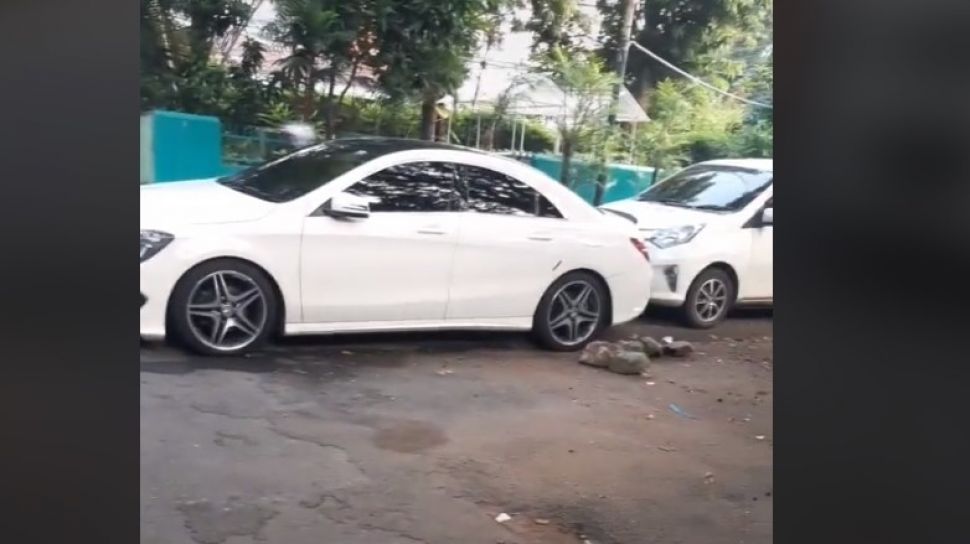 Viral Deretan Mobil Parkir di Depan Rumah Orang, Niat ...