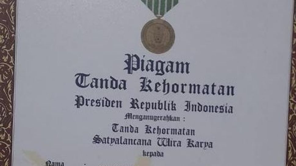 Tangkap layar foto piagam tanda kehormatan yang diberikan Presiden Jokowi ke pegawai KPK, Sujanarko. (Twitter)