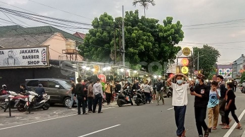 Toko Distro Diserbu Pembeli Jelang Lebaran, Jalan Tebet Utara Dalam Ditutup