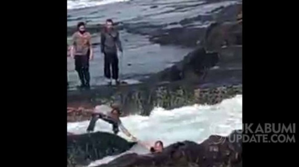 Dramatis Detik Detik Penyelamatan Pasutri Nyaris Tewas Di Pantai Karanghawu Suara Bogor