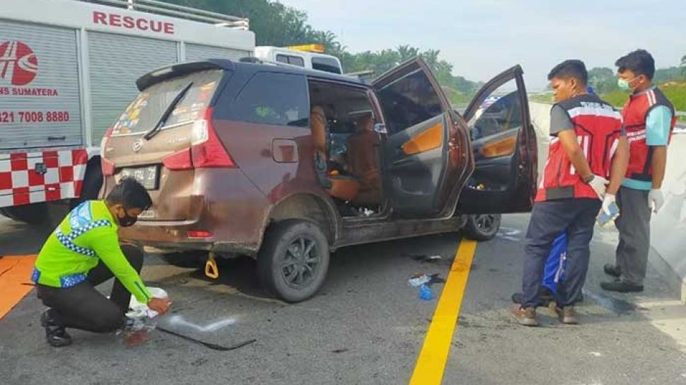 Minibus Ngebut Tabrak Truk Di Tol Pekanbaru-Dumai, Dua Tewas 6 Luka Parah