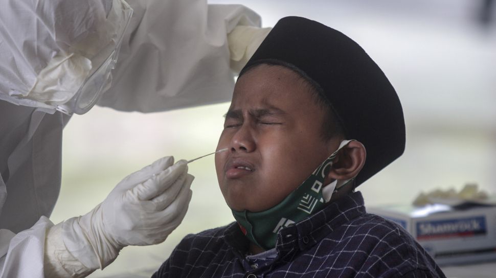 Petugas melakukan tes cepat (rapid test) Antigen COVID-19 kepada santri di Pendopo Sidoarjo, Jawa Timur, Sabtu (22/5/2021). [ANTARA FOTO/Umarul Faruq]