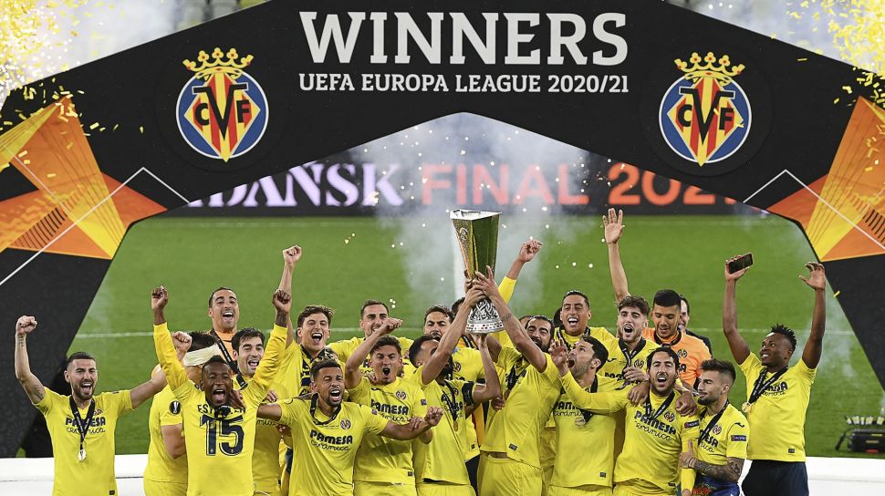 Para pemain Villarreal merayakan dengan trofi usai memenangkan pertandingan sepak bola final Liga Eropa UEFA antara Villarreal CF melawan Manchester United di Stadion Gdansk, pada (26/5/2021). [Adam Warzawa / AFP / POOL]