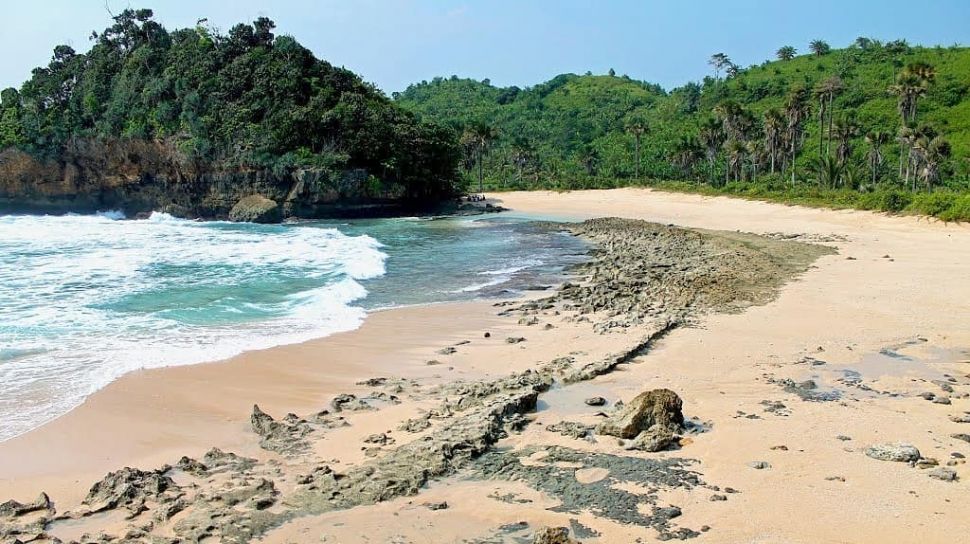 Pantai Batu Bengkung Di Malang Keindahan Alam Tersembunyi Dengan Pesona Pantai Selatan 