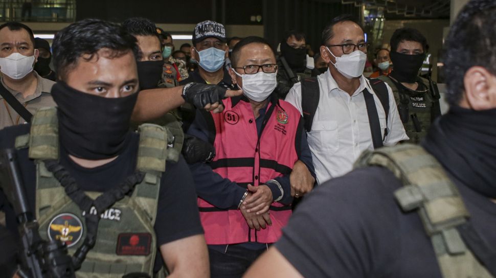 Terpidana kasus pembalakan liar Adelin Lis (tengah) dibawa oleh petugas setibanya di Bandara Soekarno Hatta, Tangerang, Banten, Sabtu (19/6/2021). [ANTARA FOTO/Fauzan]
