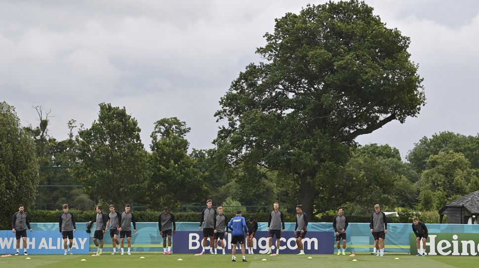 Para pemain Denmark mengikuti sesi latihan di tempat latihan Tottenham Hotspur, London, pada (6/7/2021). [Paul ELLIS / AFP]