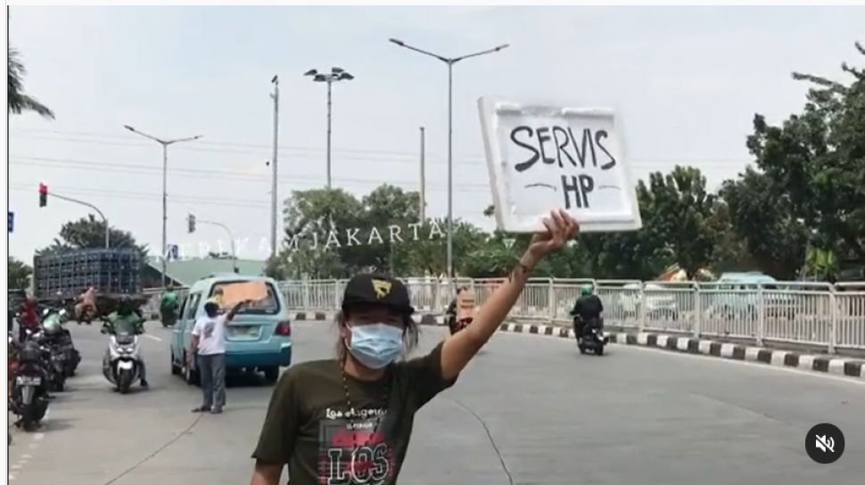 Mal Tutup Imbas PPKM, Tukang Servis HP Jajakan Jasa Di Pinggir Jalan