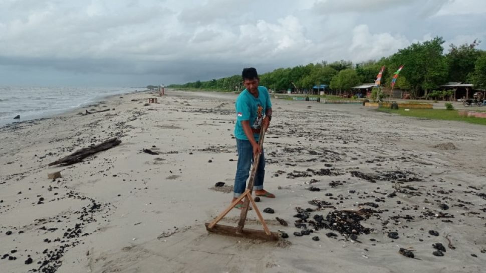 Pantai Mutiara Baru Lampung Timur Dipenuhi Limbah  Hitam 