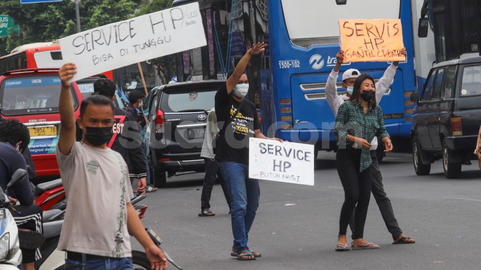 Mal Ditutup, Tukang Servis HP Tawarkan Jasa Di Pinggir Jalan