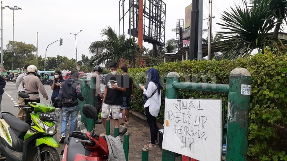 Nekat Melapak Di Depan Mal PGC, Tukang Servis HP: Kalau Gak Begini ...