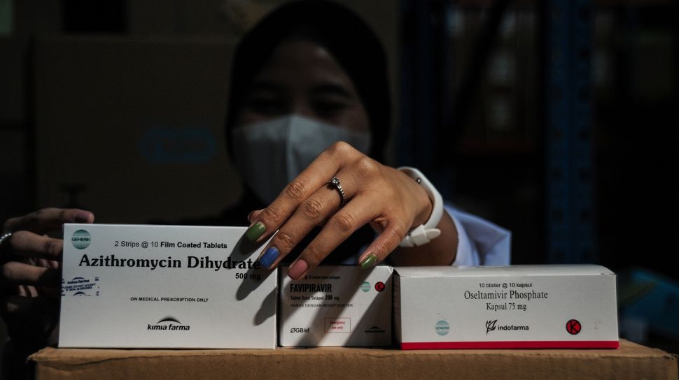 Petugas menyiapkan obat COVID-19 di gudang instalasi farmasi Dinas Kesehatan Kota Bandung, Jawa Barat, Kamis (15/7/2021).  ANTARA FOTO/Raisan Al Farisi