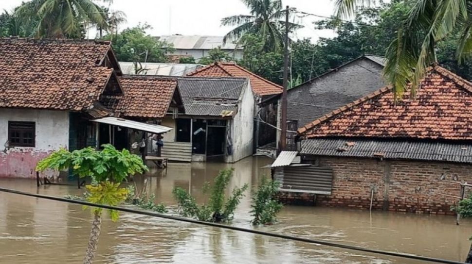 Sungai Meluap, Ratusan Rumah Warga Di Cikarang Terendam Banjir Hingga 2 ...