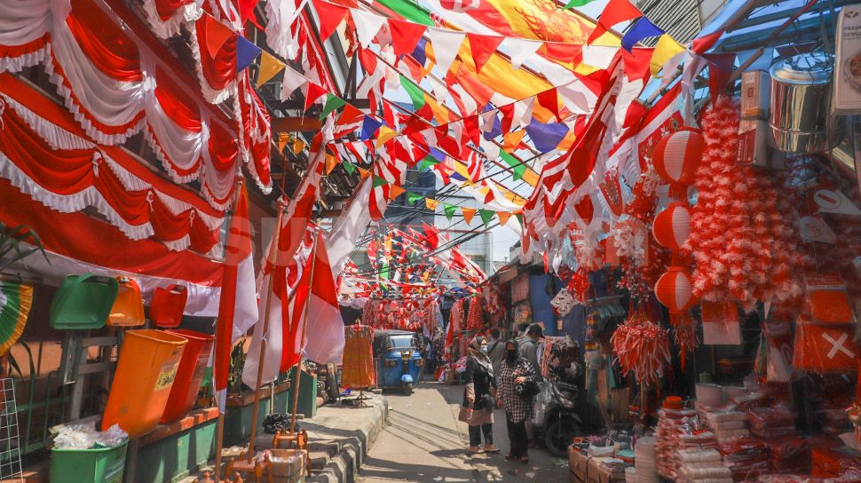 Suasana area pasar yang dipenuhi ornamen dan pernak-pernik bendera merah putih di Pasar Jatinegara, Jakarta Timur, Rabu (11/8/2021). [Suara.com/Alfian Winanto]