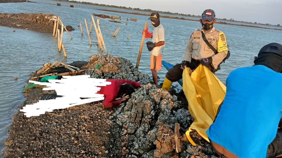 Geger Mayat Tanpa Celana Tergeletak Di Pinggir Pantai Muaragembong Bekasi
