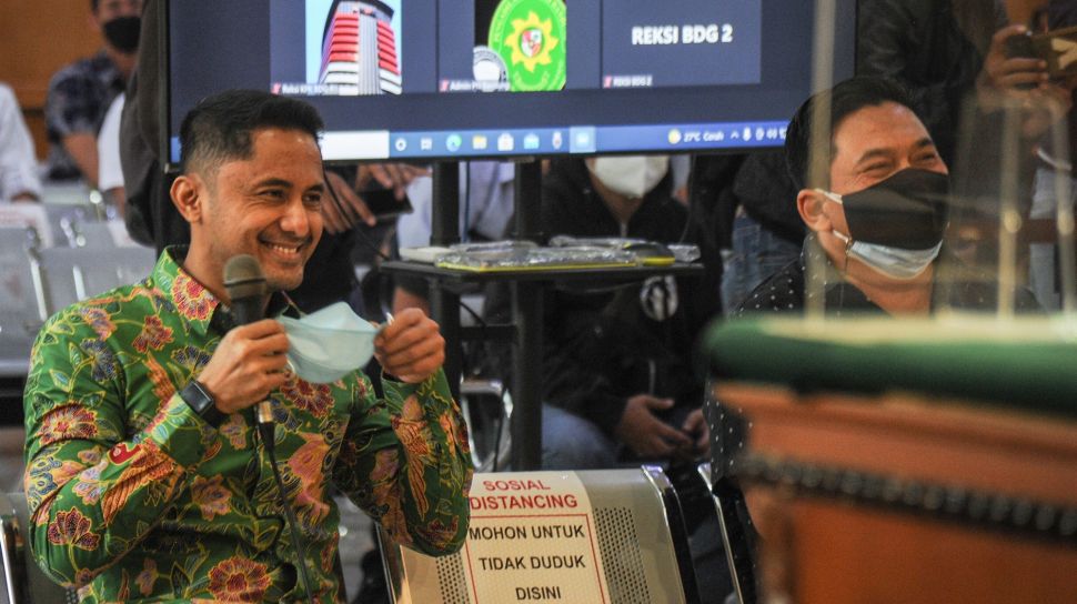 PLT Bupati Kabupaten Bandung Barat Hengky Kurniawan memberikan keterangan saat menjadi saksi pada sidang lanjutan kasus dugaan korupsi pengadaan barang bantuan sosial dengan tersangka Aa Umbara di Pengadilan Tipikor Bandung, Jawa Barat, Rabu (25/1/2021).  ANTARA FOTO/Raisan Al Farisi