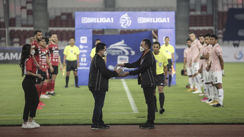 Menteri BUMN Erick Thohir (kiri) menyerahkan bola kepada Ketua Umum PSSI Mochamad Iriawan (kanan) saat membuka Kompetisi BRI Liga 1 2021-2022 di Stadion Utama Gelora Bung Karno, Senayan, Jakarta, Jumat (27/8/2021).  ANTARA FOTO/Dhemas Reviyanto