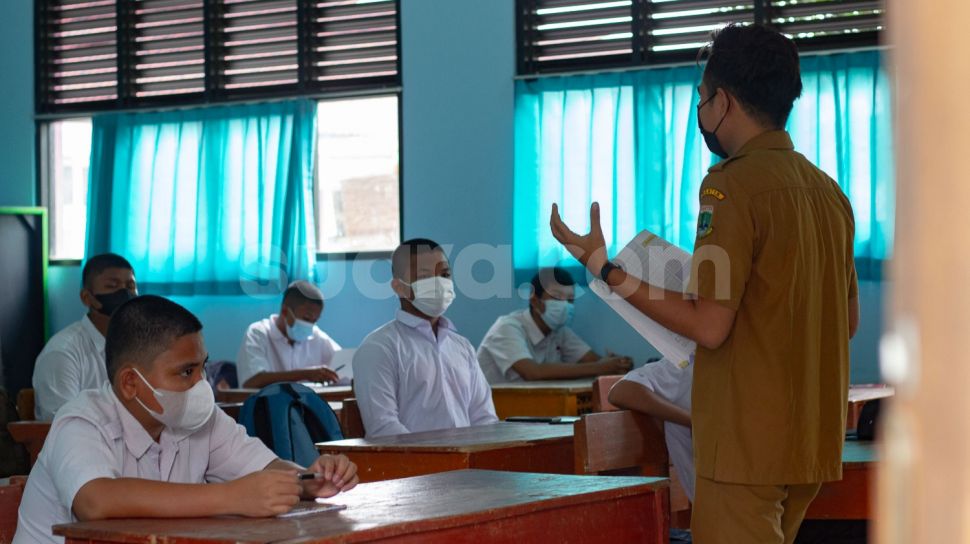 Siswa mengikuti pembelajaran tatap muka di SMKN 12 Kabupaten Tangerang, Senin (6/9). [Suara.com/ Hilal Rauda Fiqry]