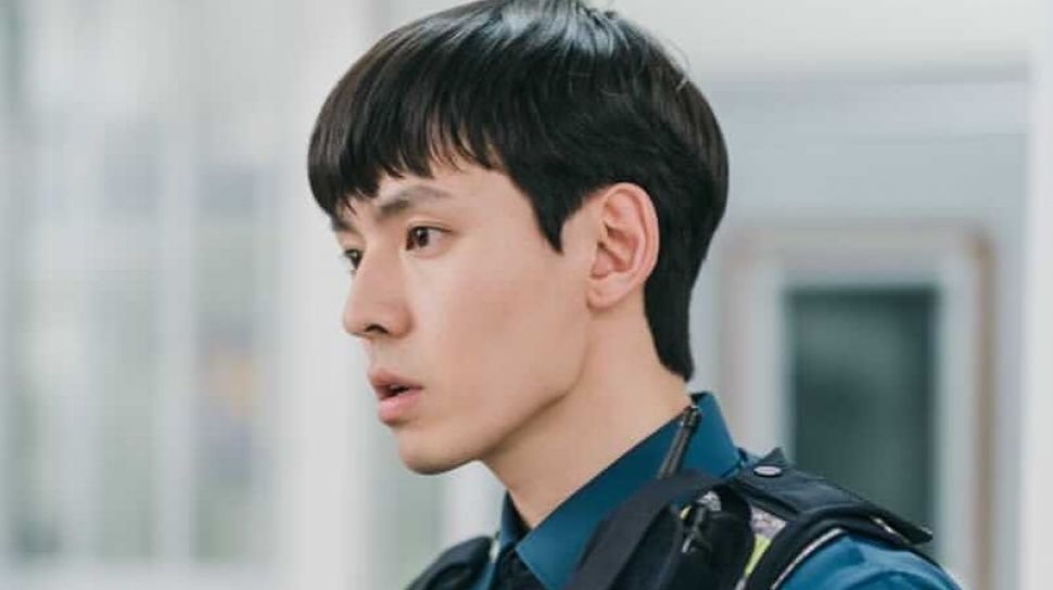 7 Pesona Kang Hyung Suk Polisi Kece di Hometown Cha Cha Cha yang