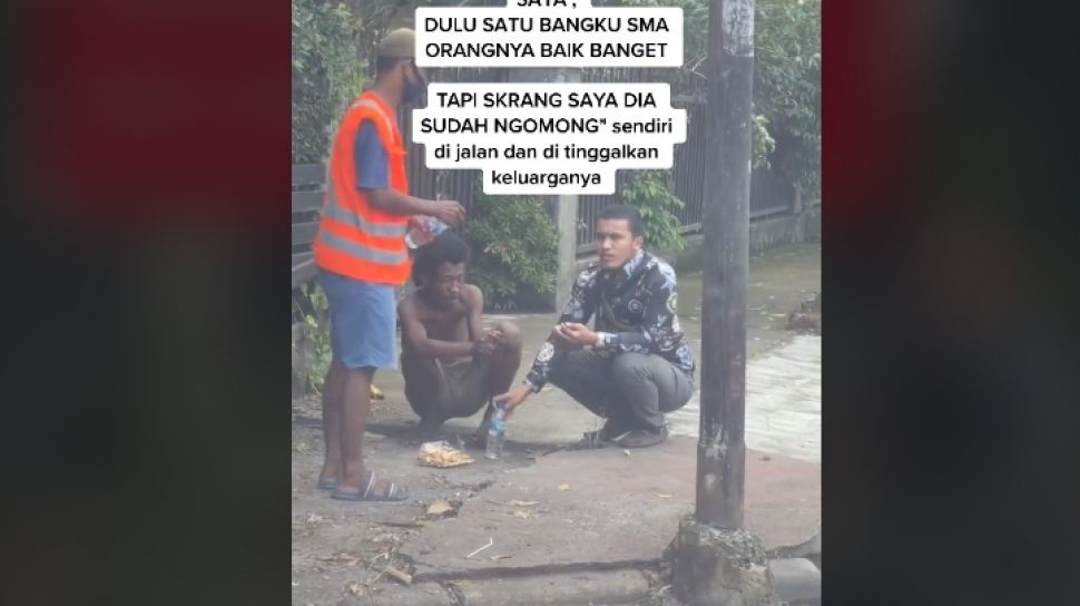 Terharu Pria Ini Makan Bareng Teman Lama Yang Odgj Di Jalanan Dan Ditinggal Keluarga Suara Sumbar