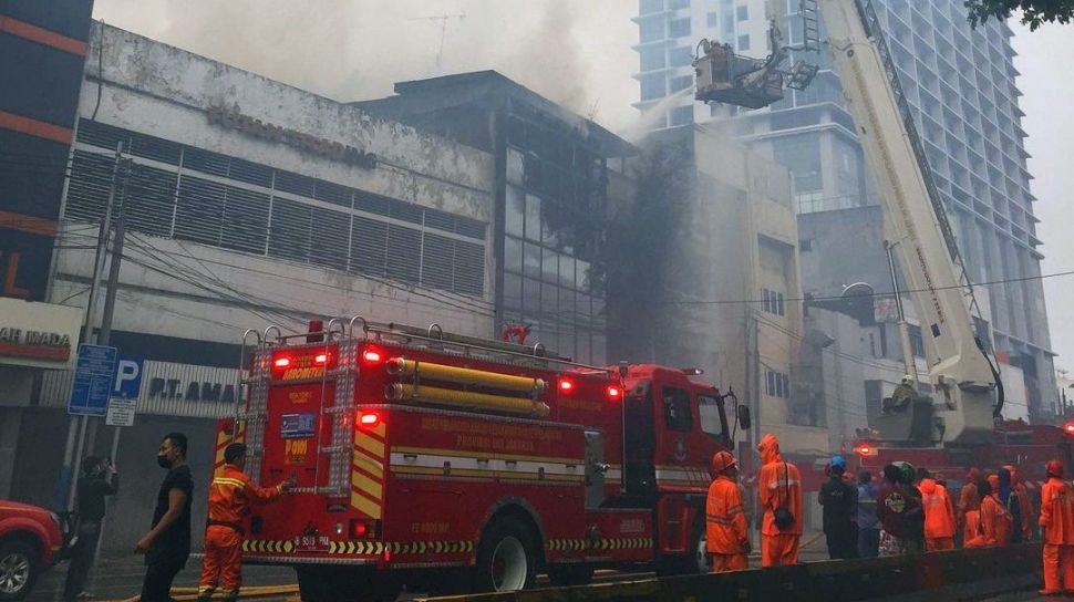 Kebakaran Ruko Di Glodok, 28 Unit Damkar Dikerahkan