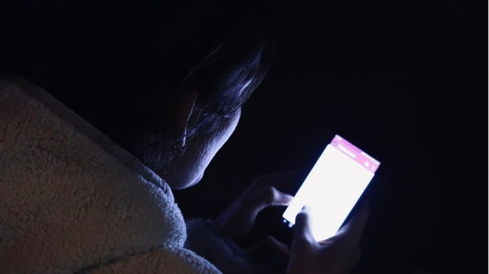 Garde Toujours Son Téléphone La Nuit Près De Son Lit