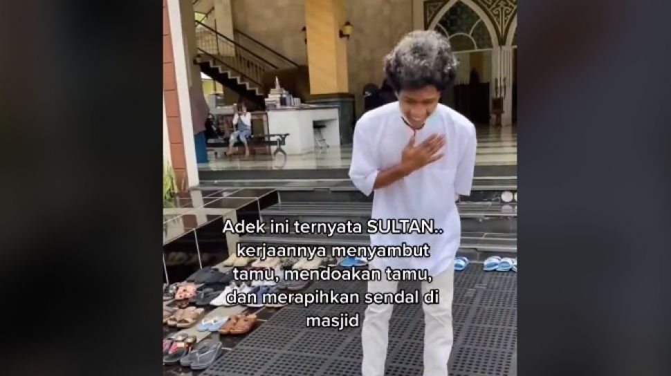 Profil Raja Yang Viral Merapikan Sandal Di Masjid Kubah Biru Masih Saudara Ustaz Jefri