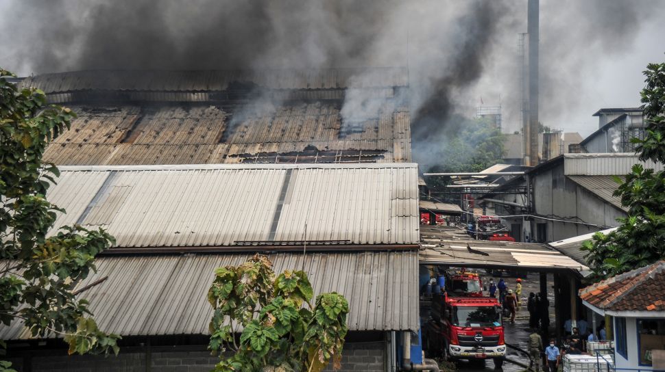Asap hitam mengepul dari atap sebuah pabrik tekstil yang terbakar di Cijerah, Bandung, Jawa Barat, Senin (4/10/2021).  ANTARA FOTO/Raisan Al Farisi