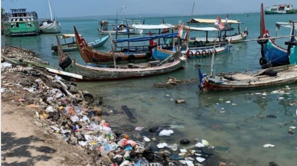 Miris! Pesisir Pantai Talango Madura Ini 'Dihiasi' Tumpukan Sampah