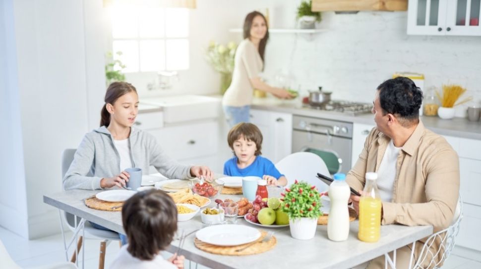Bokep Selingkuh Di Meja Makan - Tips Makan Malam Bersama Keluarga Agar Lebih Bermakna - Suara.com