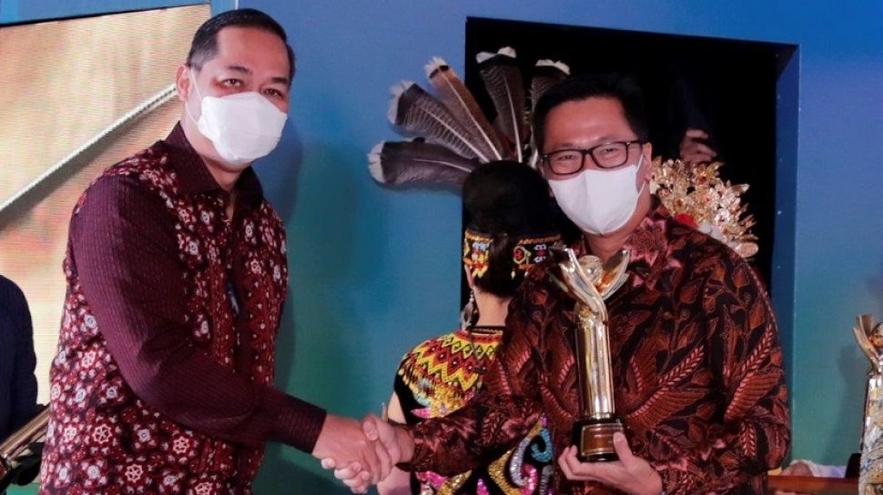 Mendag Muhammad Lutfi Beri Primaniyarta Award ke Sampoerna Kayoe